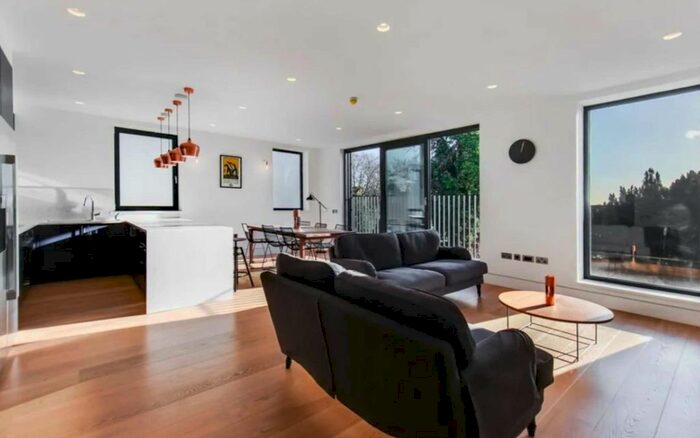 3 Bedroom Flat To Rent In Elm Avenue, London, W5