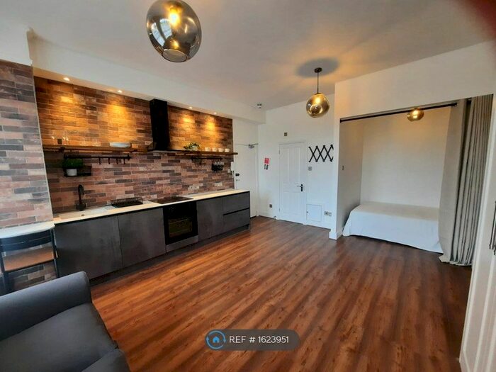Studio To Rent In Tooting Bec, London, SW17