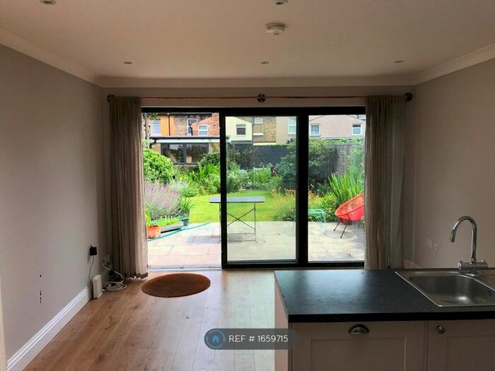 2 Bedroom Flat To Rent In Penge, London, SE20
