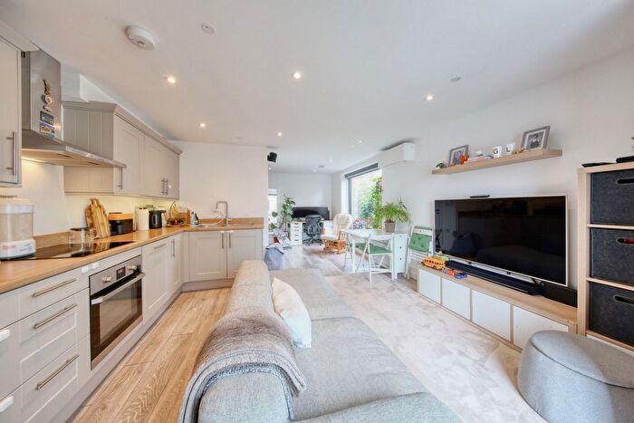 1 Bedroom Maisonette For Sale In High Street, Hampton Wick, KT1
