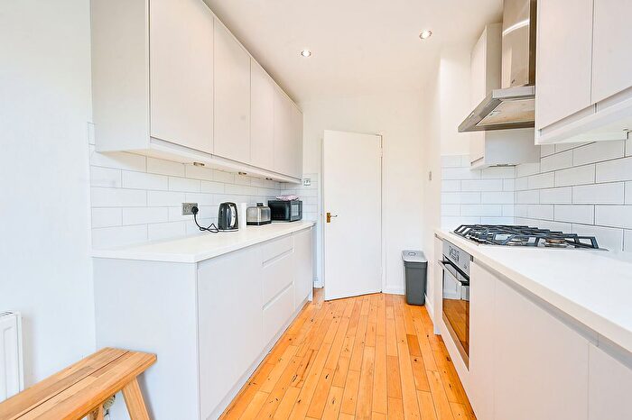 2 Bedroom Flat To Rent In Clarendon Crescent, Twickenham, TW2