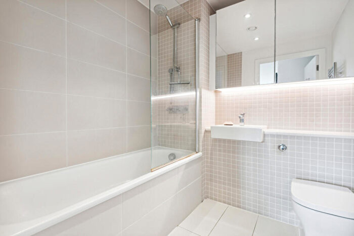 1 Bedroom Flat To Rent In Cobalt Place, Battersea Park, SW11