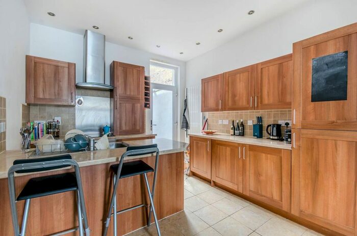 2 Bedroom Flat To Rent In Vant Road, Tooting, London, SW17