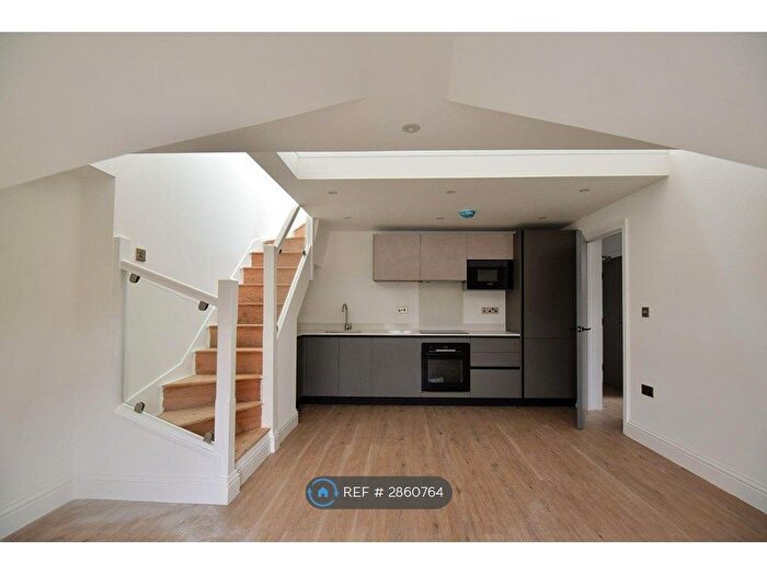 1 Bedroom Flat To Rent In Barrington Road, Altrincham, WA14