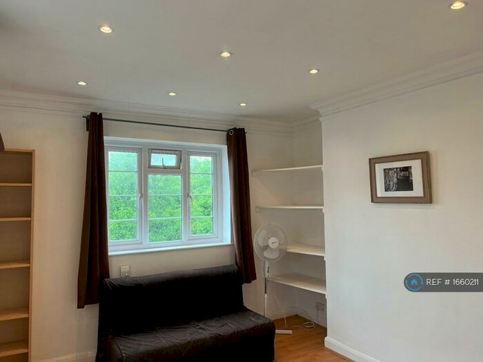 3 Bedroom Flat To Rent In Dorchester Court, London, N10