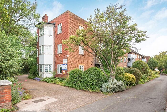 3 Bedroom Flat To Rent In Great West Road, Hounslow, TW5