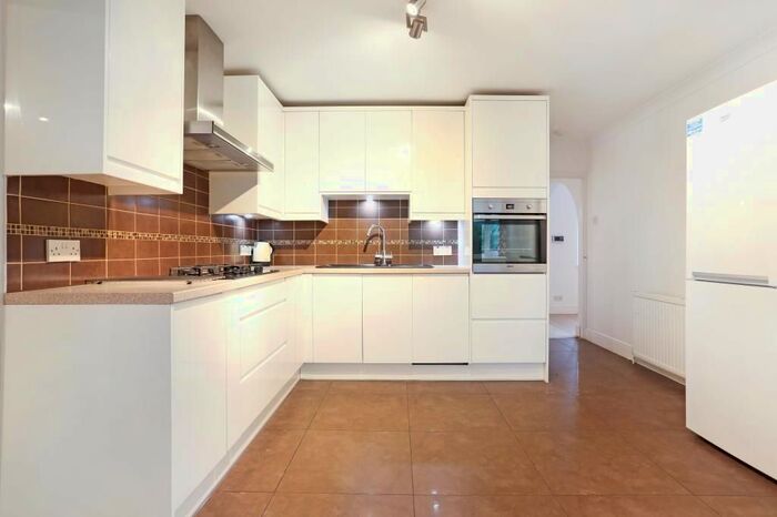 4 Bedroom Flat To Rent In St. Augustines Avenue, Wembley HA9