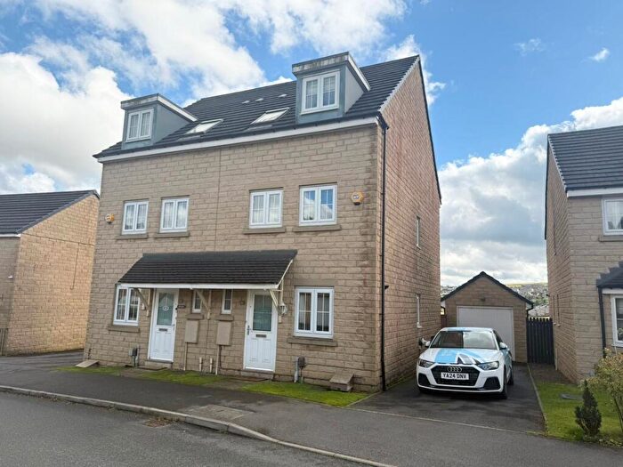 3 Bedroom Semi-Detached House To Rent In Beacon Hill, Keighley, West Yorkshire, BD22