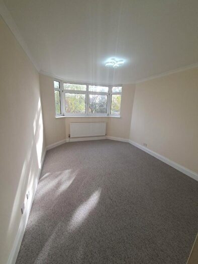 3 Bedroom Flat To Rent In Woodberry Gardens, London, N12