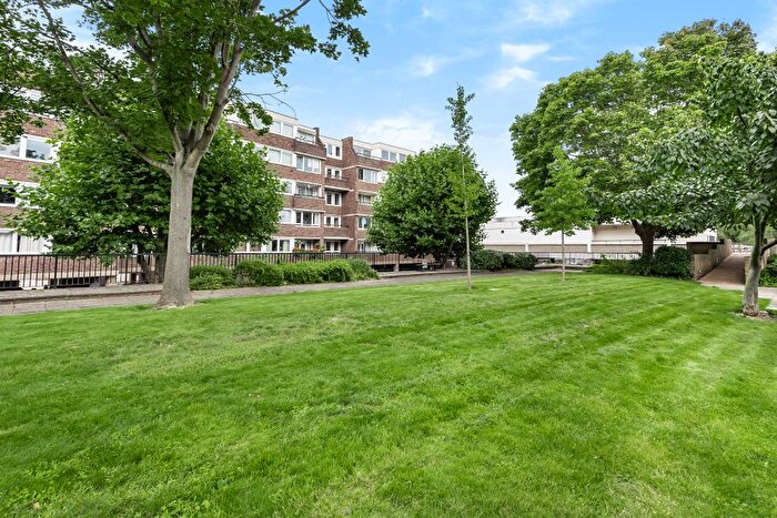 1 Bedroom Flat For Sale In Justin Close, Brentford, Greater London, TW8
