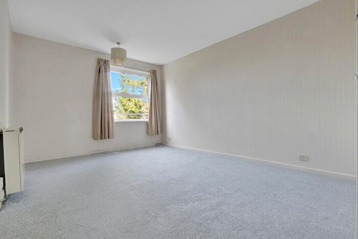 2 Bedroom Flat To Rent In Bedroom Flat In Chichester, PO19