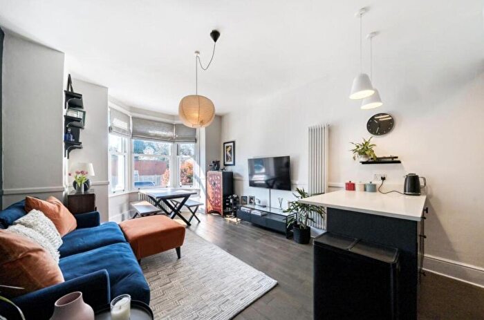 2 Bedroom Flat To Rent In Hopton Road, Streatham, SW16