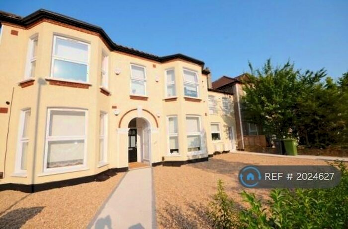 2 Bedroom Flat To Rent In A Wellmeadow Road, London, SE6