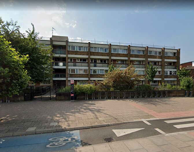 4 Bedroom Flat To Rent In Flat, Buttermere House, Mile End Road, London, E3
