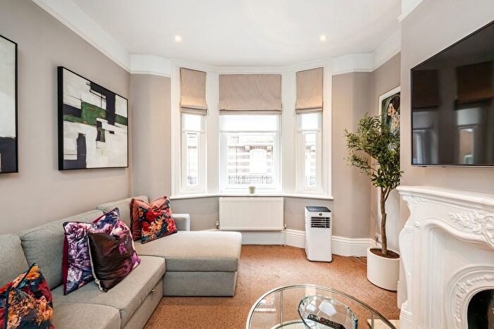3 Bedroom Flat For Sale In Luxborough Street, London, W1U