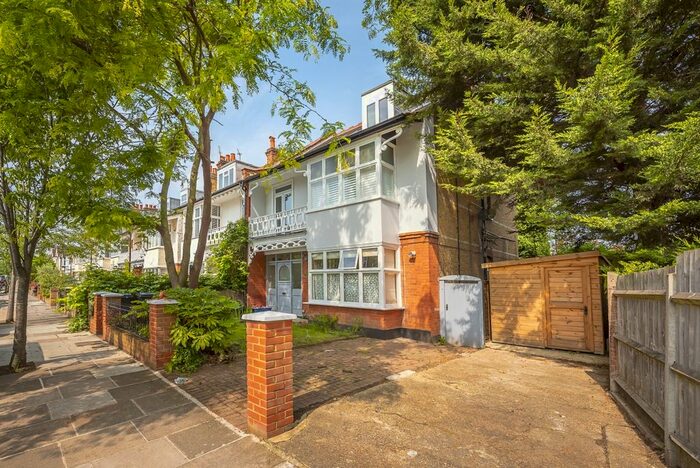 2 Bedroom Flat To Rent In King Edwards Grove, Teddington, TW11