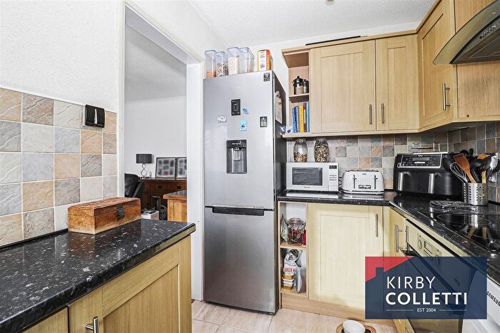2 Bedroom Flat For Sale In Hertford Road, Hoddesdon, EN11