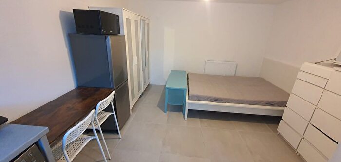 Studio To Rent In Charnwood Close, New Malden, KT3