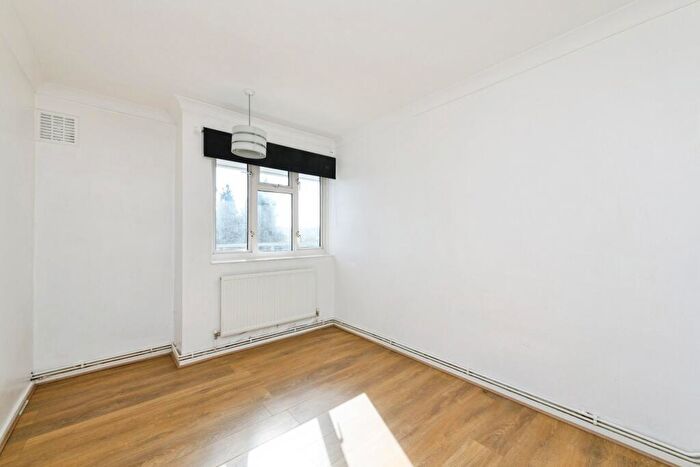 2 Bedroom Flat For Sale In Kingsdown Avenue, South Croydon, Surrey, CR2