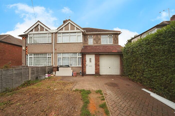 4 Bedroom Semi Detached House For Sale In Mayne Avenue, Luton, LU4