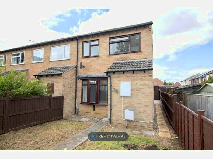3 Bedroom End Of Terrace House To Rent In Chestnut Close, Frome, BA11