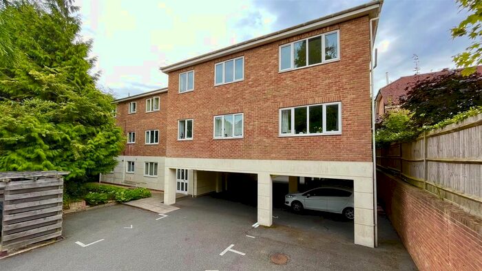 2 Bedroom Flat To Rent In The Crescent, Belmont, Sutton, SM2