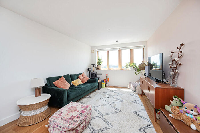 2 Bedroom Flat To Rent In Meath Crescent, Bethnal Green, London, E2