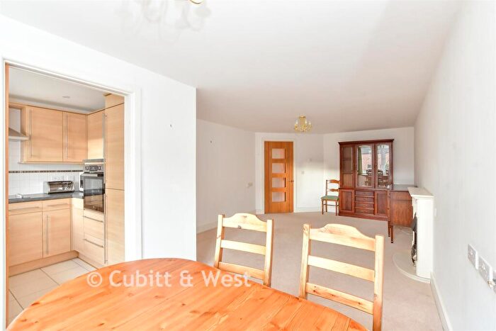 2 Bedroom Flat For Sale In Beaconsfield Road, Waterlooville, Hampshire, PO7