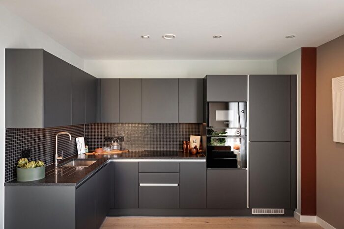 2 Bedroom Flat For Sale In Middle Road, London, W7