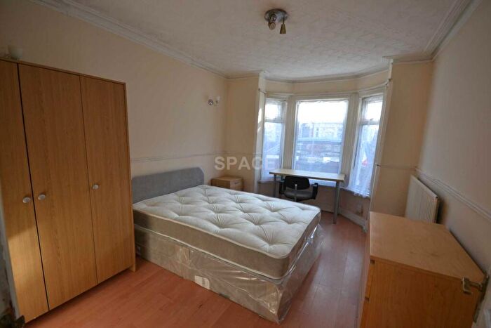 4 Bedroom Terraced House To Rent In Grange Avenue, Reading, Berkshire, RG6