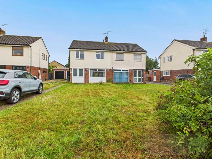 3 Bedroom Semi-Detached House To Rent In Emlyn Road, Horley, RH6