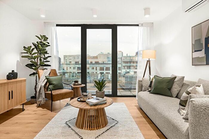 2 Bedroom Flat To Rent In Fabrik East Building, - Helmsley Place, E8