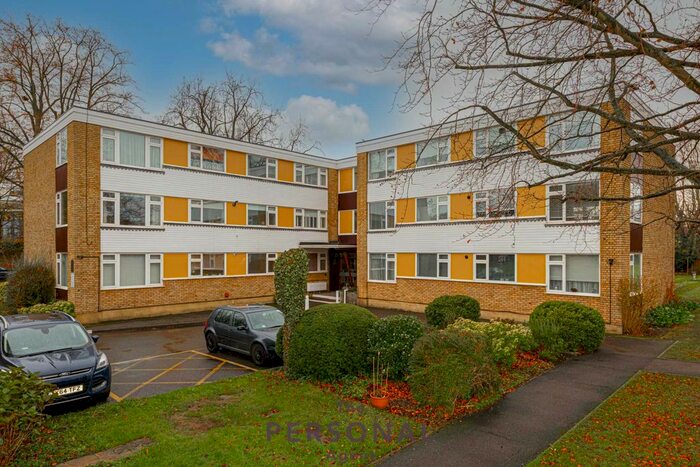 3 Bedroom Flat To Rent In Avenue Road, Epsom KT18