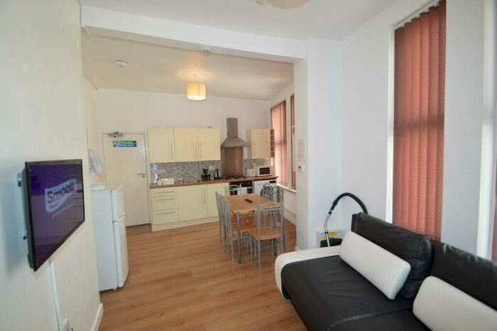 2 Bedroom Flat To Rent In Chester Road, Manchester, M15