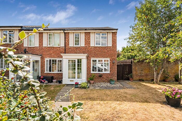 3 Bedroom End Of Terrace House For Sale In Aquila Close, Leatherhead, KT22