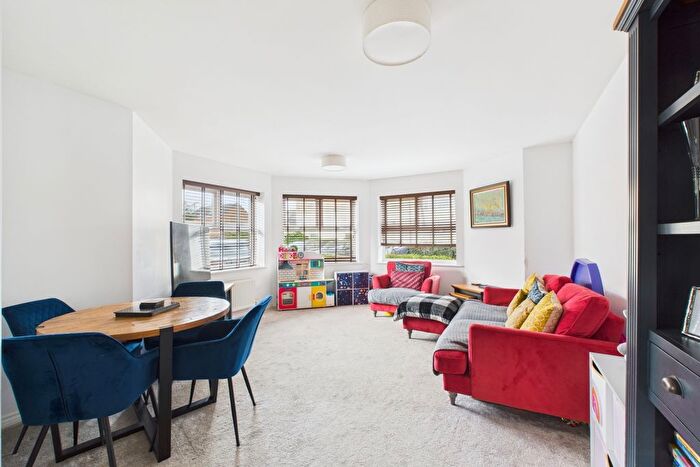 2 Bedroom Flat For Sale In Reeve Close, Leighton Buzzard, LU7