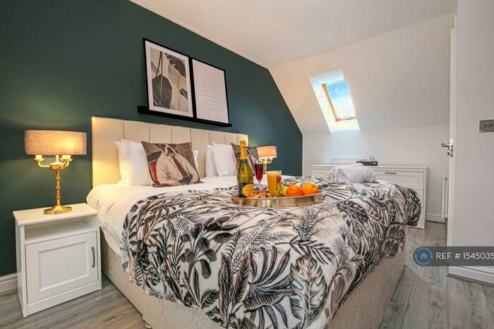 4 Bedroom Semi-Detached House To Rent In Salmons Yard, Milton Keynes, MK16