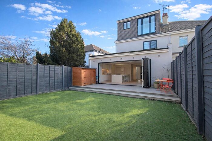 4 Bedroom Semi-detached House For Sale In Gassiot Way, Sutton, SM1