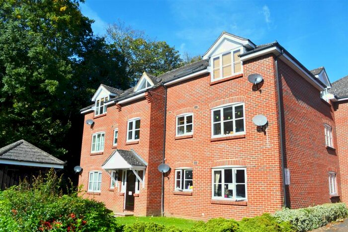 2 Bedroom Flat To Rent In Bankside Close, Isleworth, TW7