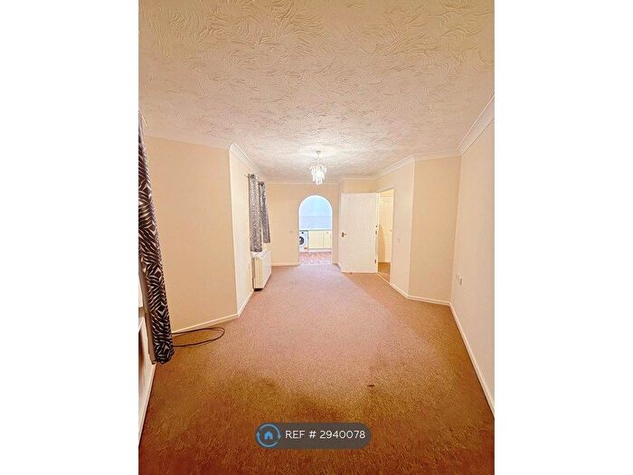 2 Bedroom Flat To Rent In Swallows Croft, Reading, RG1