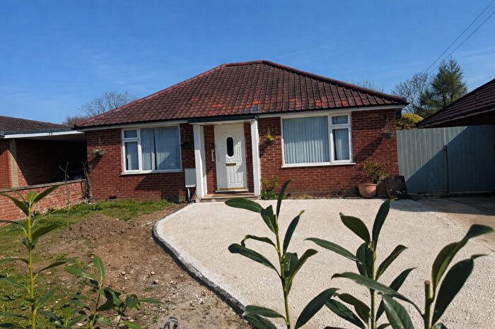3 Bedroom Bungalow To Rent In Ashcroft Road, Luton, Bedfordshire, LU2