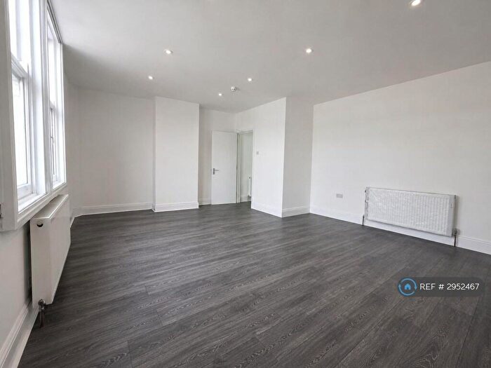 3 Bedroom Flat To Rent In High Road, London, N12