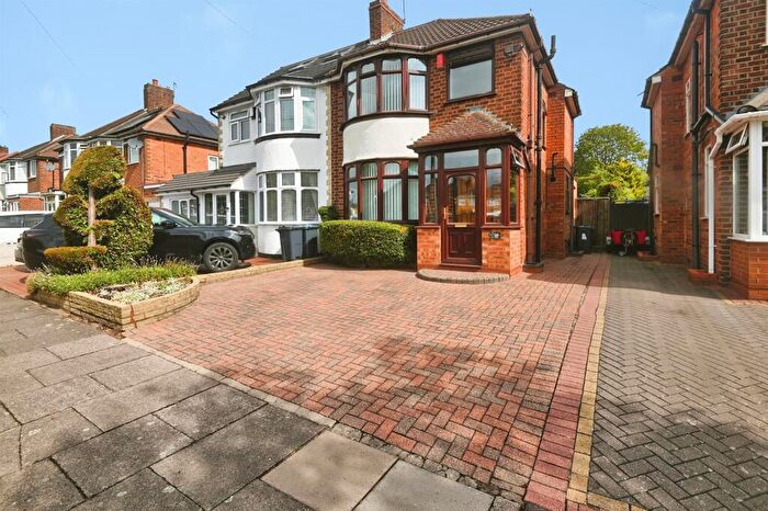 3 Bedroom Semi-Detached House For Sale In Bucklands End Lane, Birmingham, B34