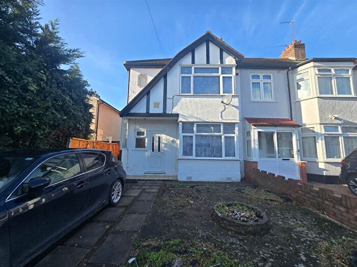 3 Bedroom Flat To Rent In Frederick Crescent, Enfield, EN3
