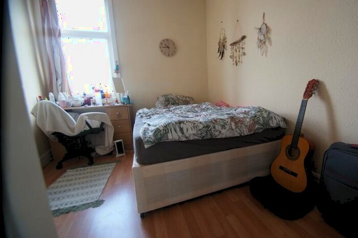 2 Bedroom Flat To Rent In The Crescent, Hyde Park, Leeds, LS6
