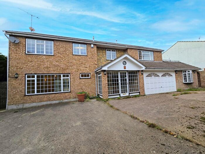 5 Bedroom Detached House For Sale In Silvertree Close, Hockley, Essex, SS5