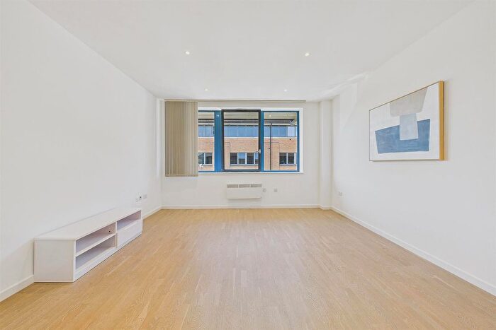 Studio To Rent In Riverbank Way, London, TW8