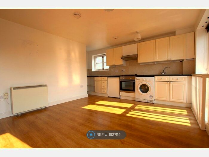 1 Bedroom Flat To Rent In Holly Bush, Maidstone, ME14