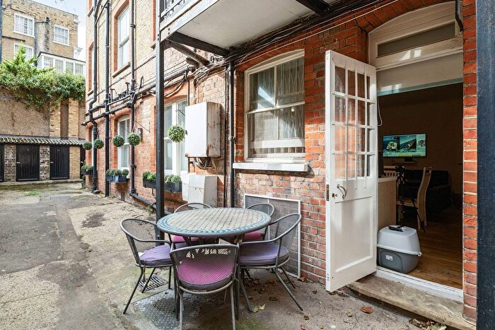 2 Bedroom Flat For Sale In Drayton Court, Chelsea, London, SW10