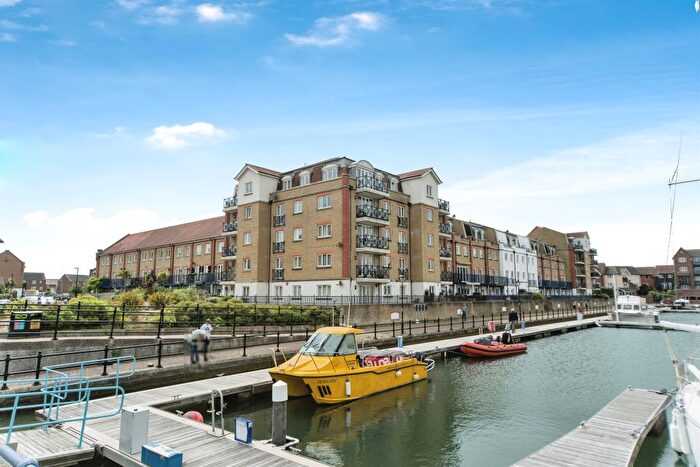2 Bedroom Flat For Sale In The Piazza, Eastbourne, BN23